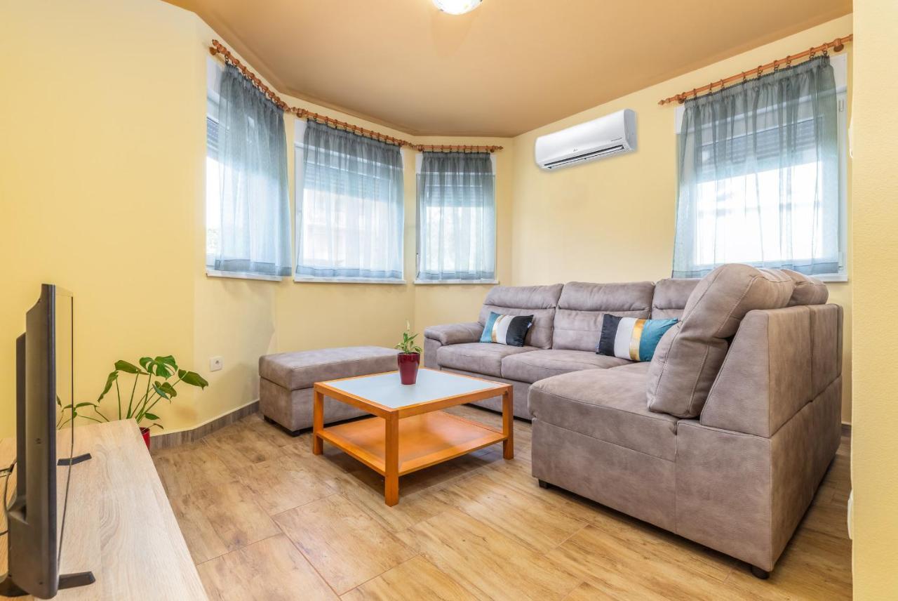 Apartmani Monte Pula Exterior foto